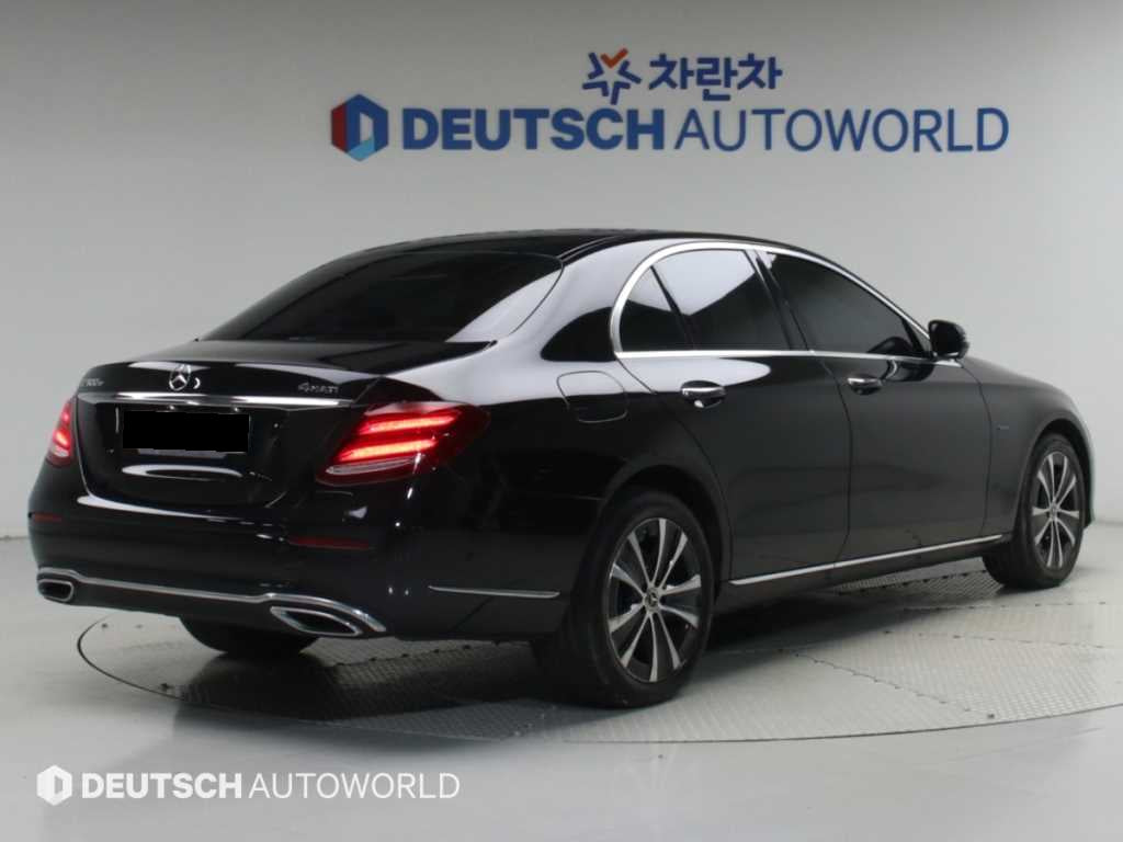 Mercedes-Benz E-Class — photo 02