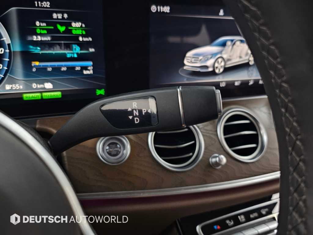 Mercedes-Benz E-Class — photo 09