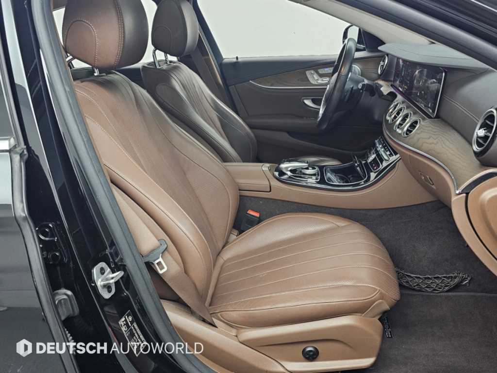 Mercedes-Benz E-Class — photo 10