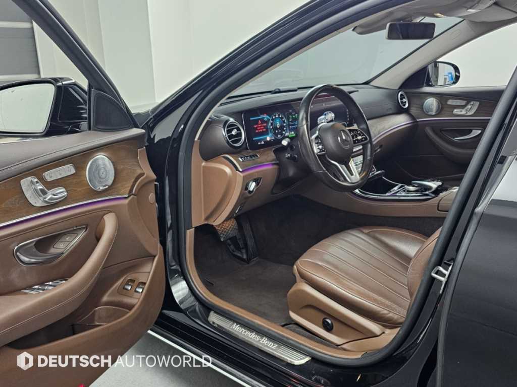 Mercedes-Benz E-Class — photo 11