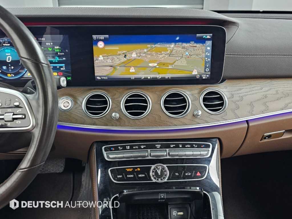 Mercedes-Benz E-Class — photo 14