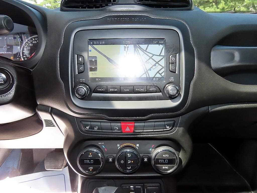 Jeep Renegade — photo 11