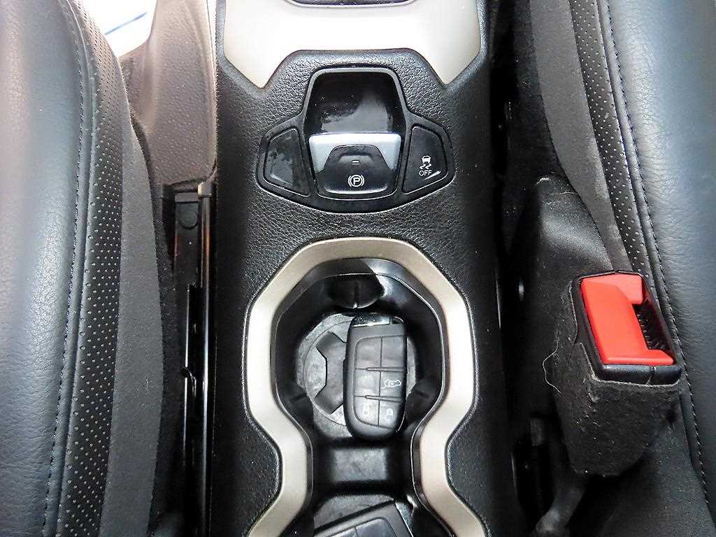 Jeep Renegade — photo 15
