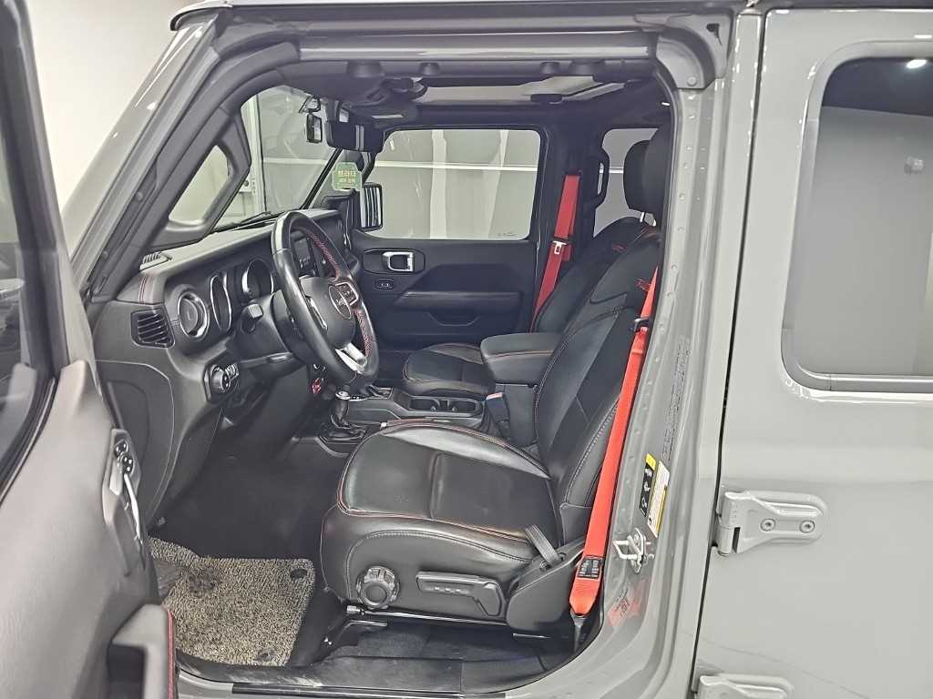 Jeep Wrangler — photo 11