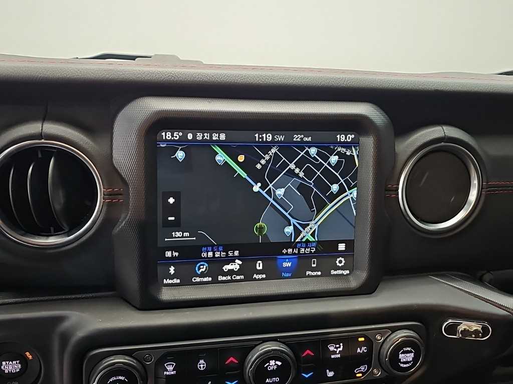 Jeep Wrangler — photo 13
