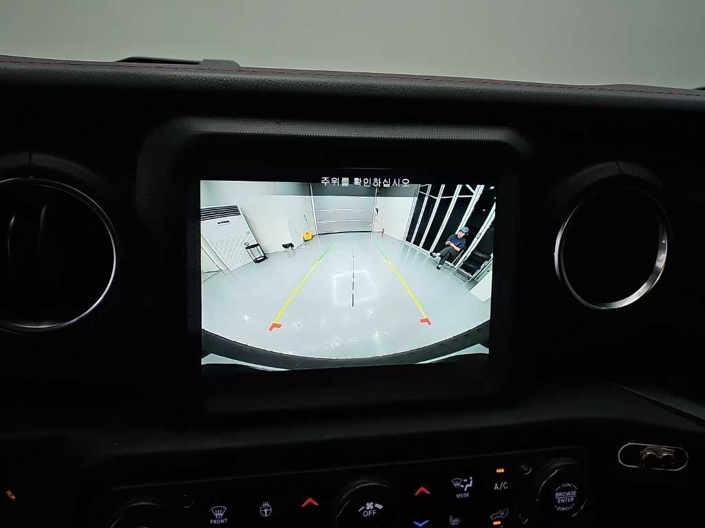 Jeep Wrangler — photo 14