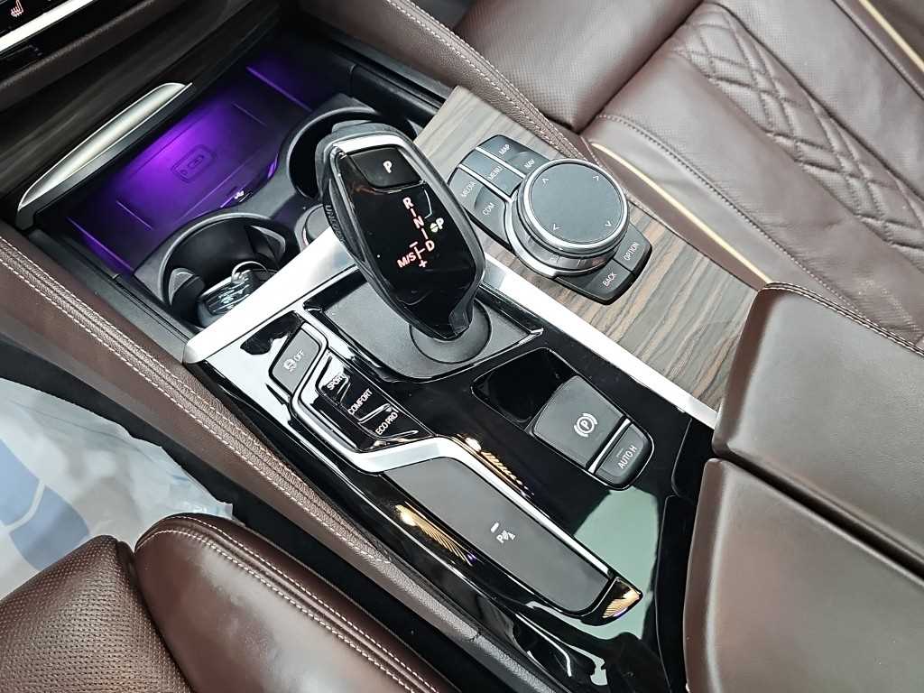 BMW 5-Series — photo 08