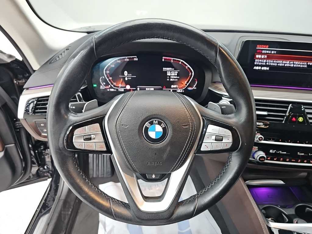 BMW 5-Series — photo 09