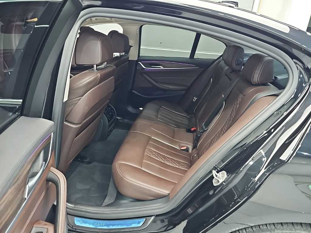 BMW 5-Series — photo 12