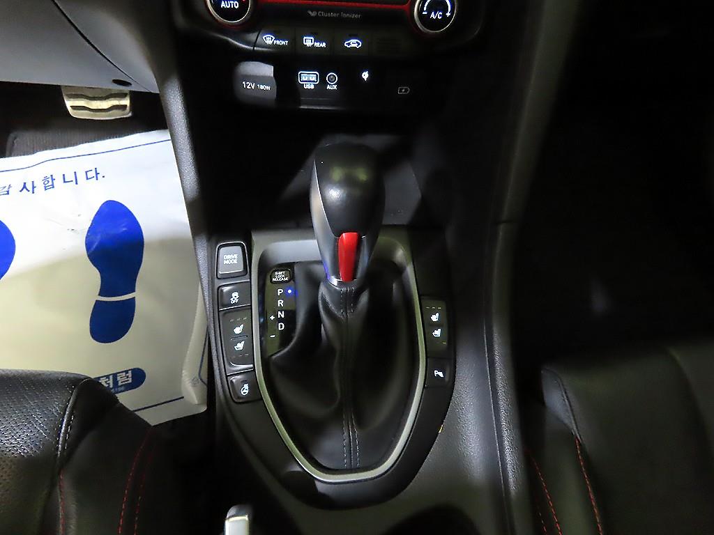 Hyundai Veloster — photo 12