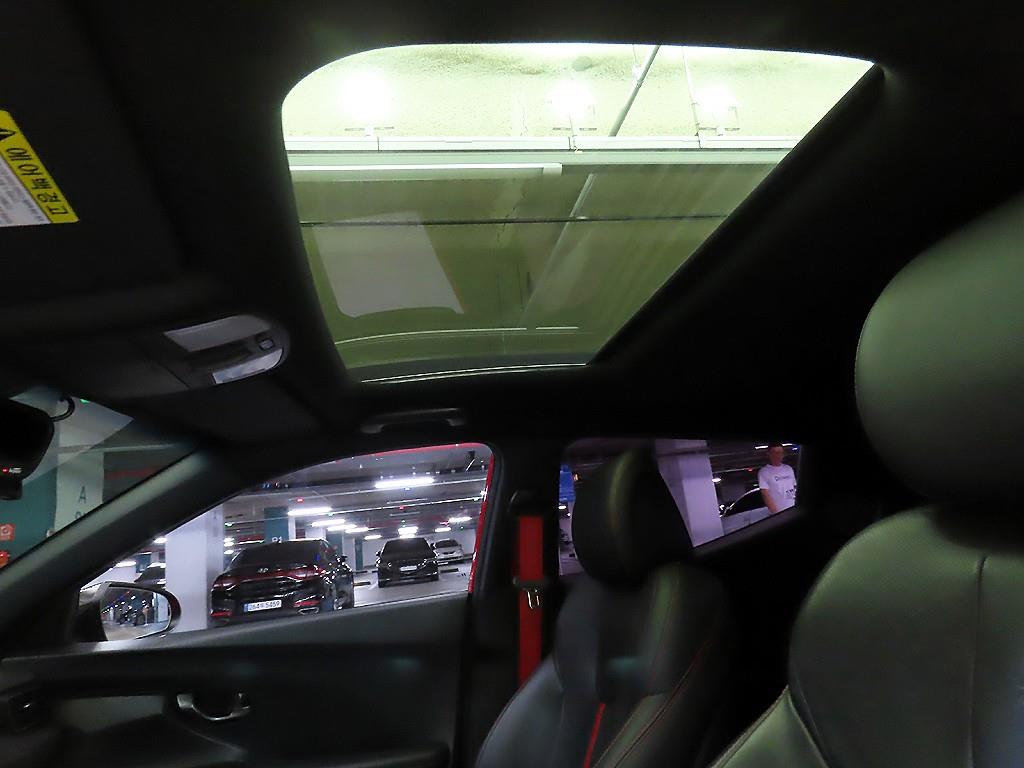Hyundai Veloster — photo 17