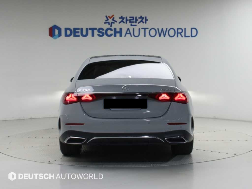 Mercedes-Benz E-Class — photo 04