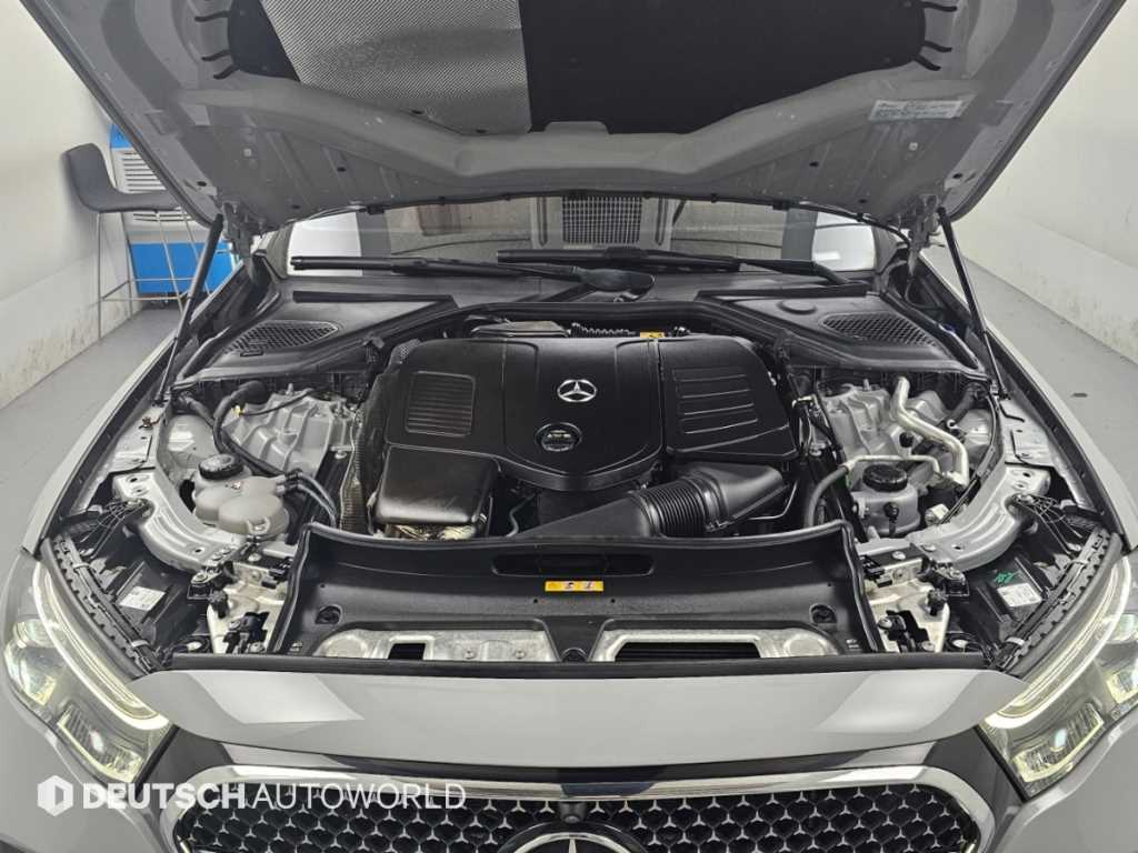 Mercedes-Benz E-Class — photo 06