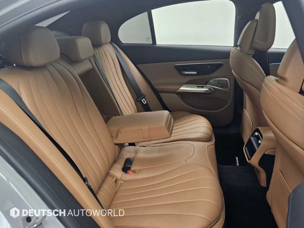 Mercedes-Benz E-Class — photo 12