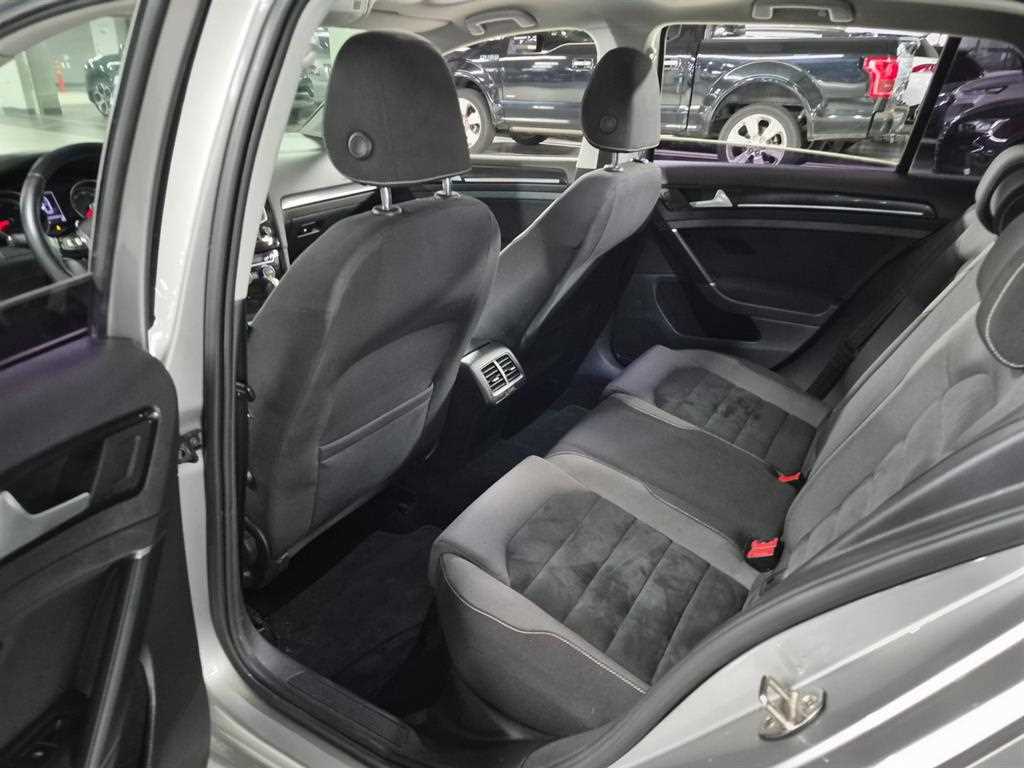 Volkswagen Golf — photo 10