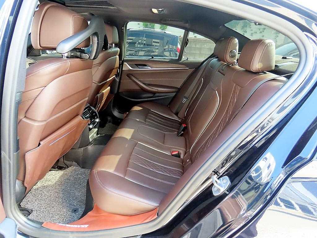 BMW 5-Series — photo 06