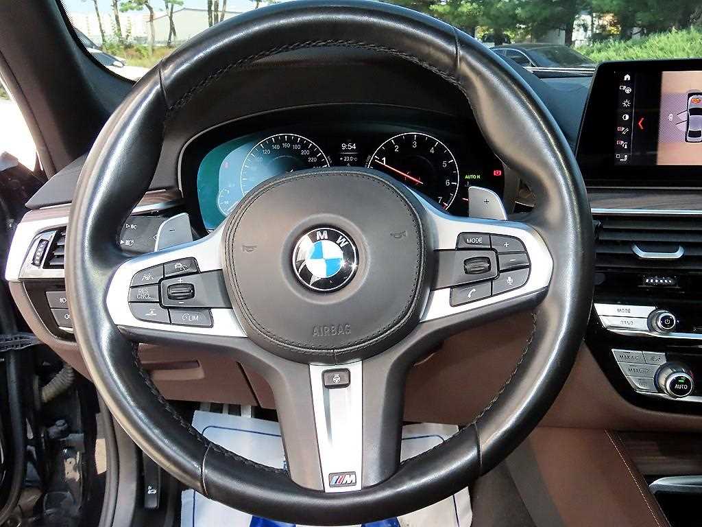 BMW 5-Series — photo 08