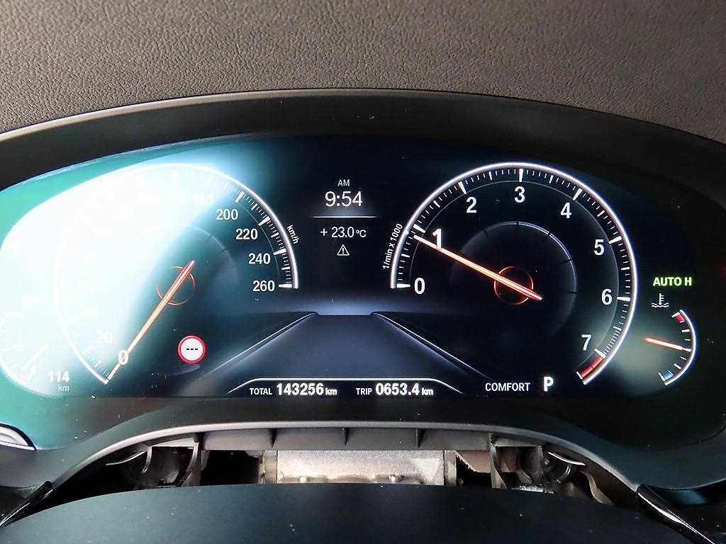 BMW 5-Series — photo 09