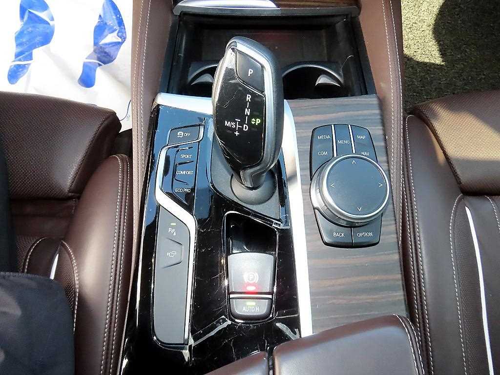 BMW 5-Series — photo 11