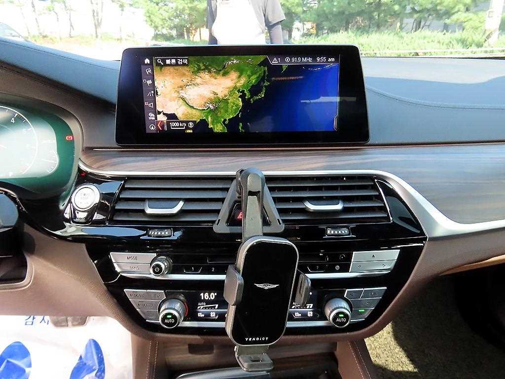 BMW 5-Series — photo 13