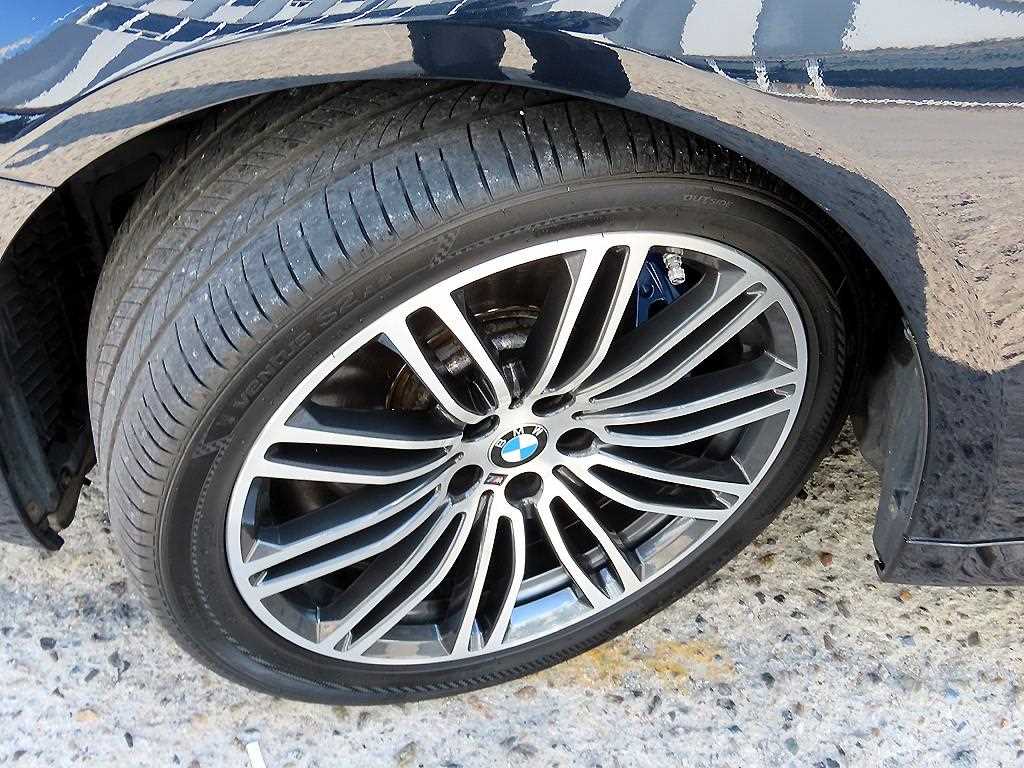 BMW 5-Series — photo 20