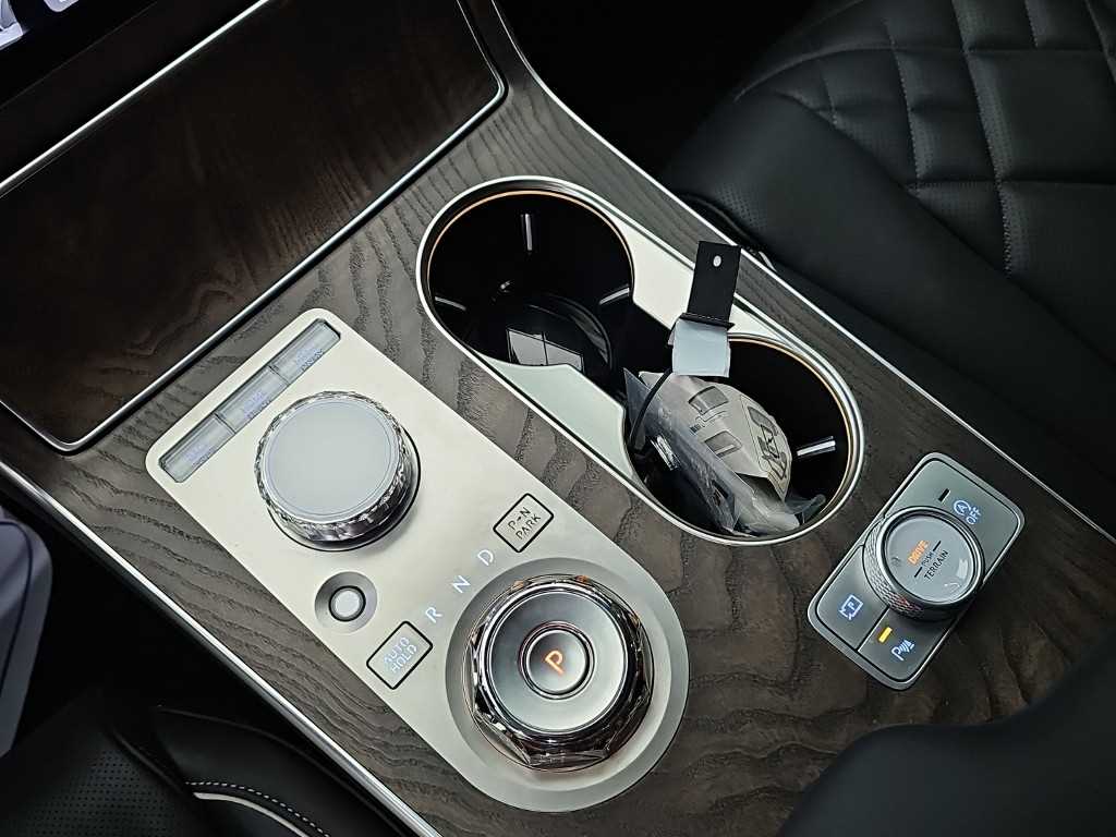 Genesis GV80 — photo 08
