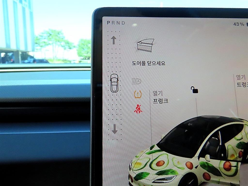 Tesla Model 3 — photo 09