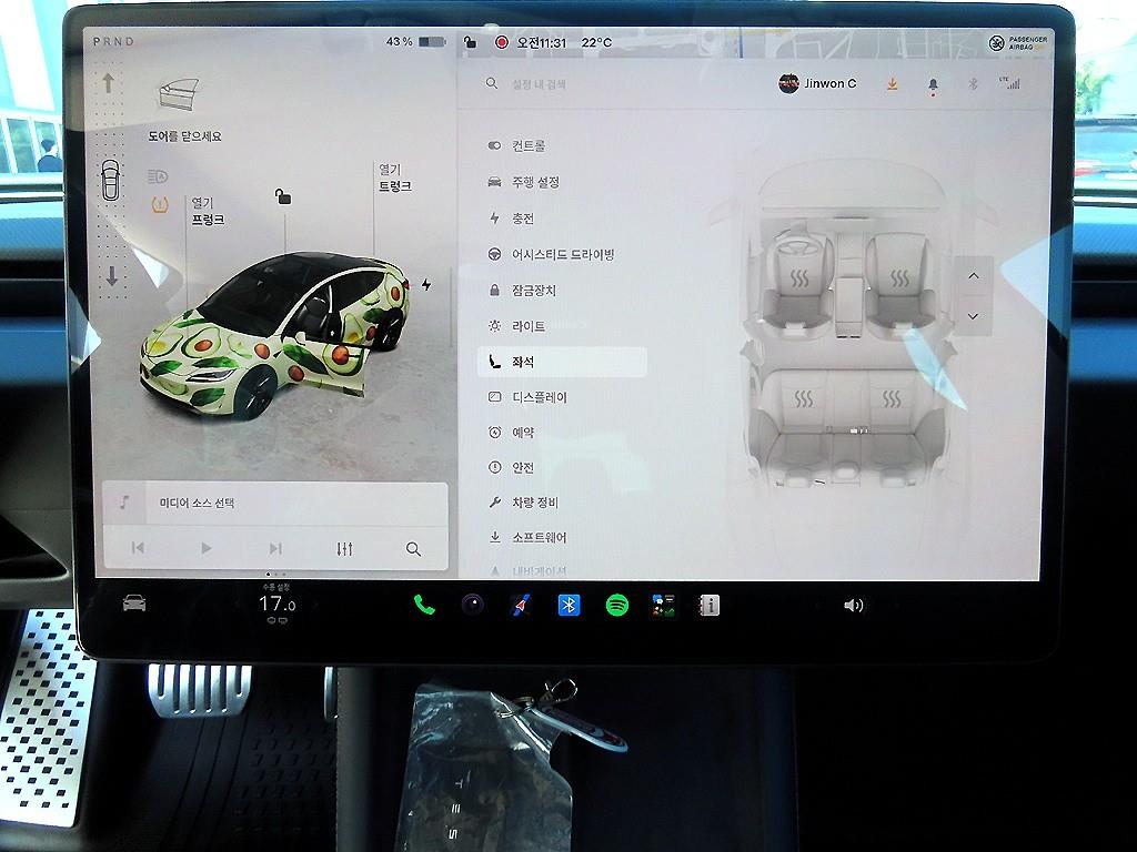 Tesla Model 3 — photo 12