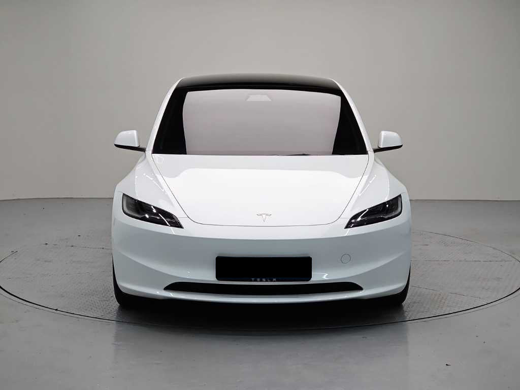 Tesla Model 3 — photo 02