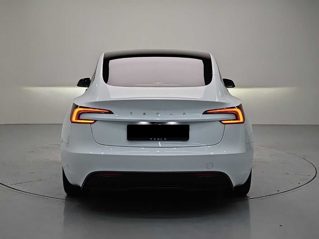 Tesla Model 3 — photo 03