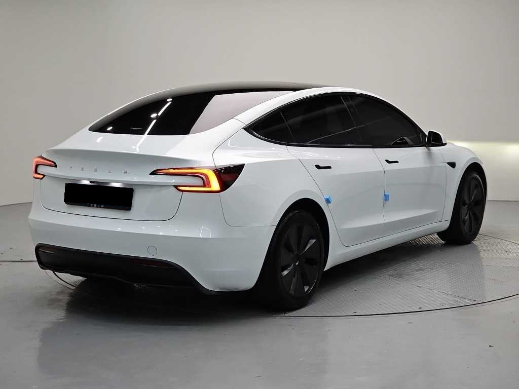 Tesla Model 3 — photo 04
