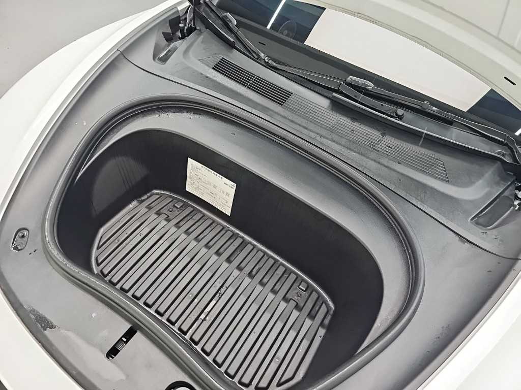 Tesla Model 3 — photo 05