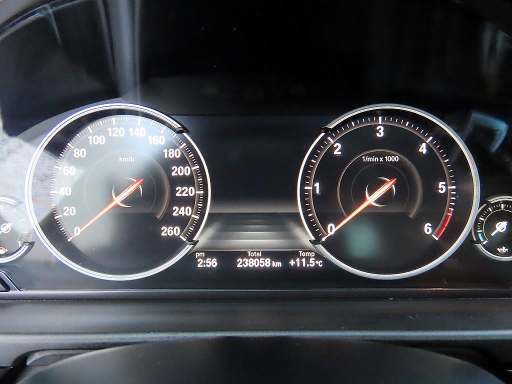 BMW 5-Series — photo 09