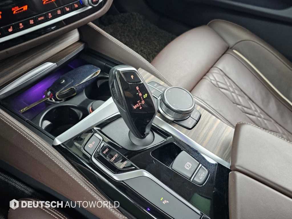 BMW 5-Series — photo 09