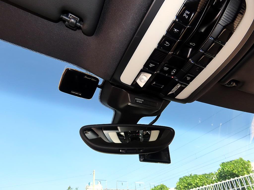 Porsche Macan — photo 14