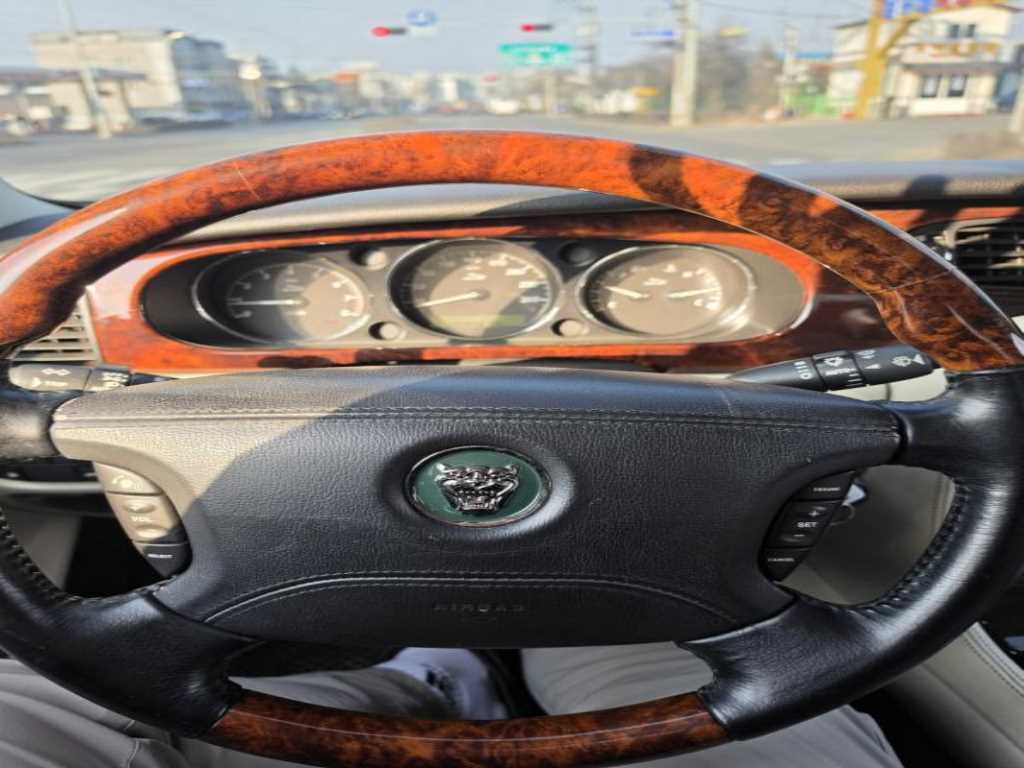 Jaguar XJ-6 — photo 06