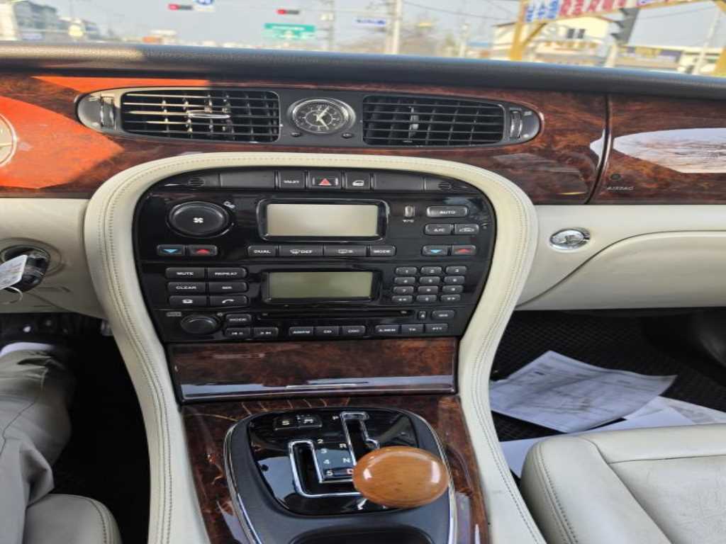 Jaguar XJ-6 — photo 08