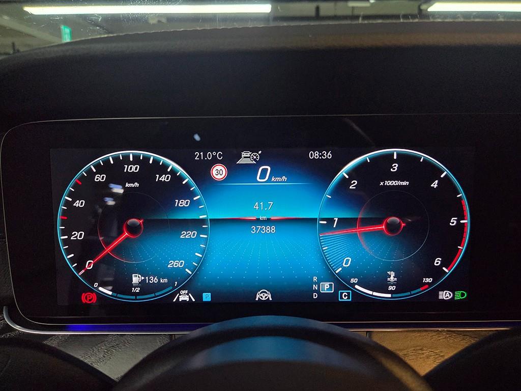 Mercedes-Benz E-Class — photo 08