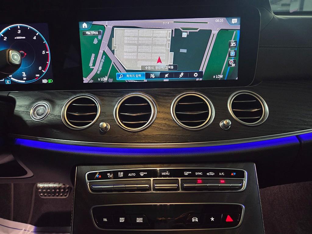 Mercedes-Benz E-Class — photo 09