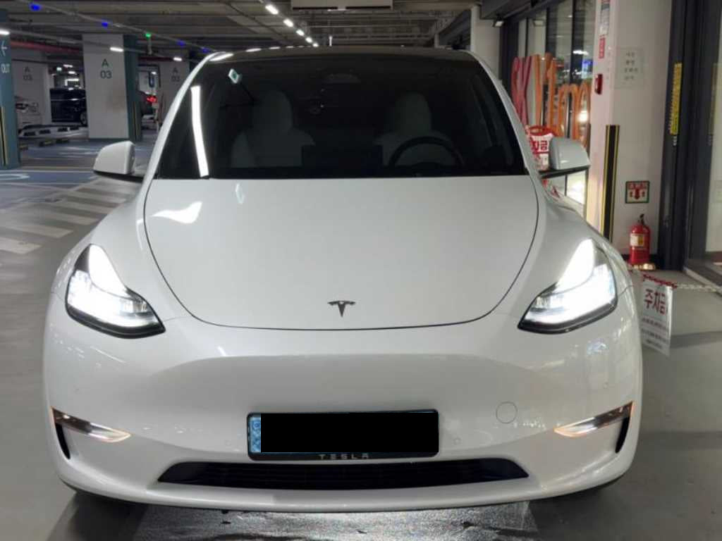 Tesla Model Y — photo 01