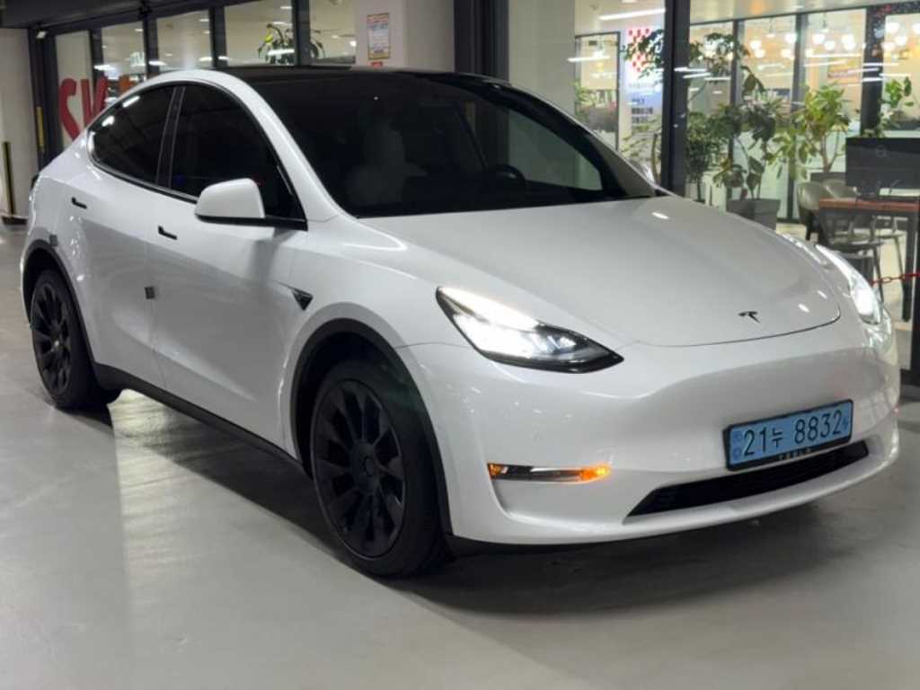 Tesla Model Y — photo 02