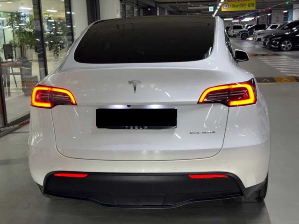 Tesla Model Y — photo 05