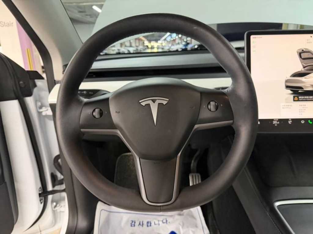Tesla Model Y — photo 08