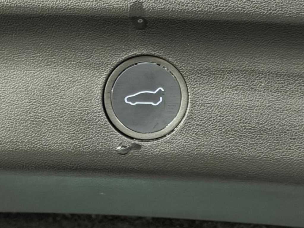 Tesla Model Y — photo 18