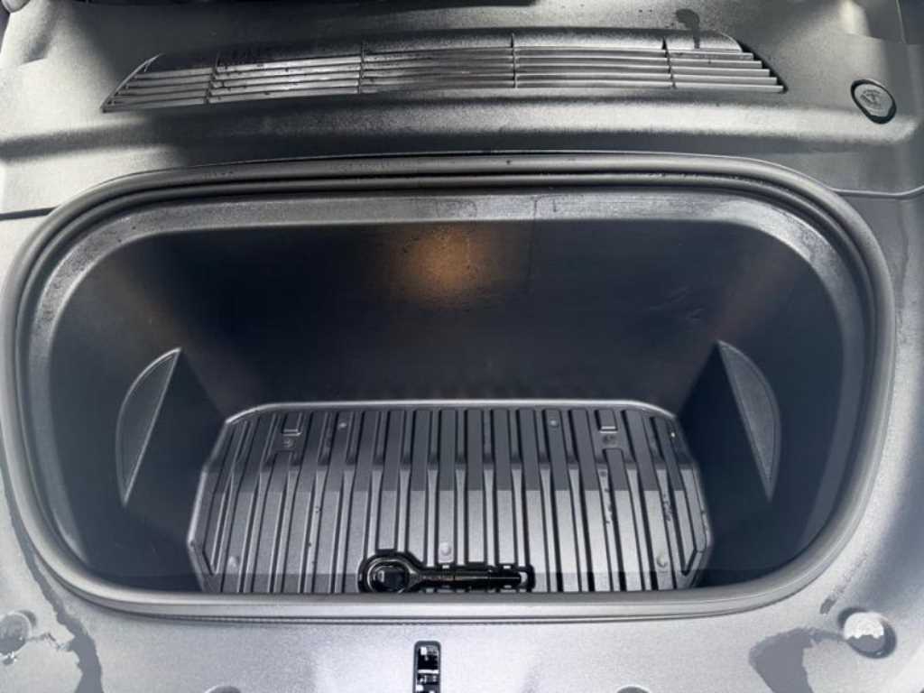 Tesla Model Y — photo 19