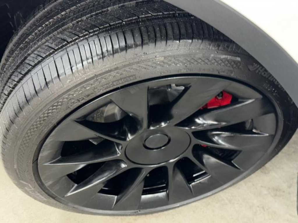 Tesla Model Y — photo 20