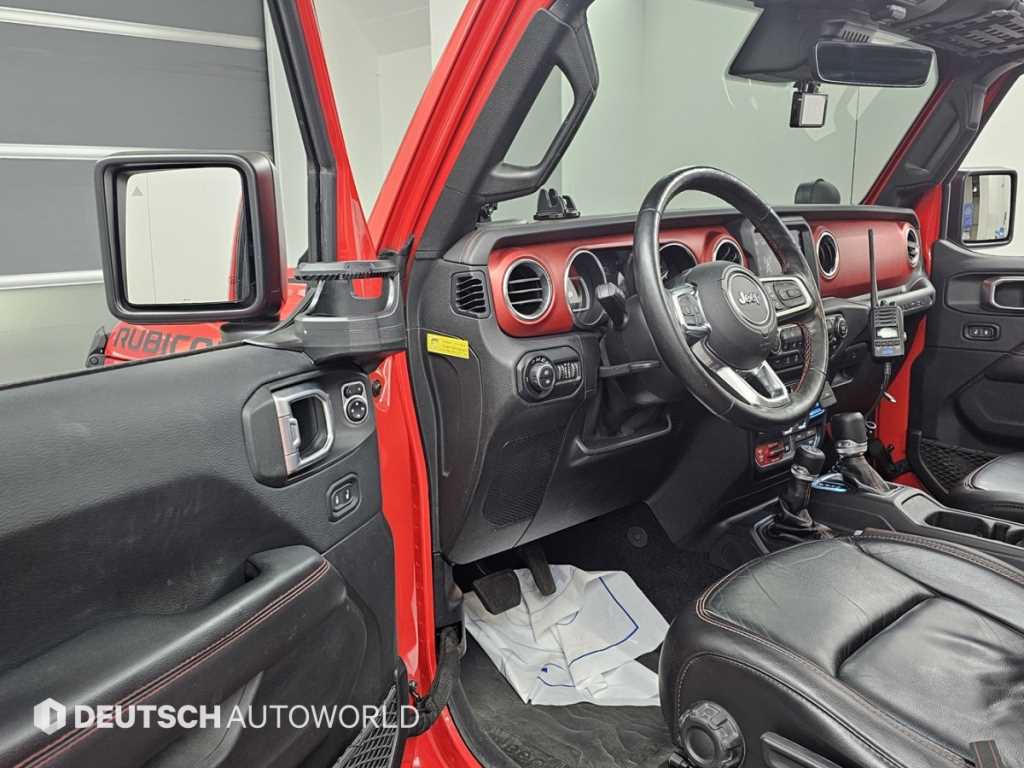 Jeep Wrangler — photo 11