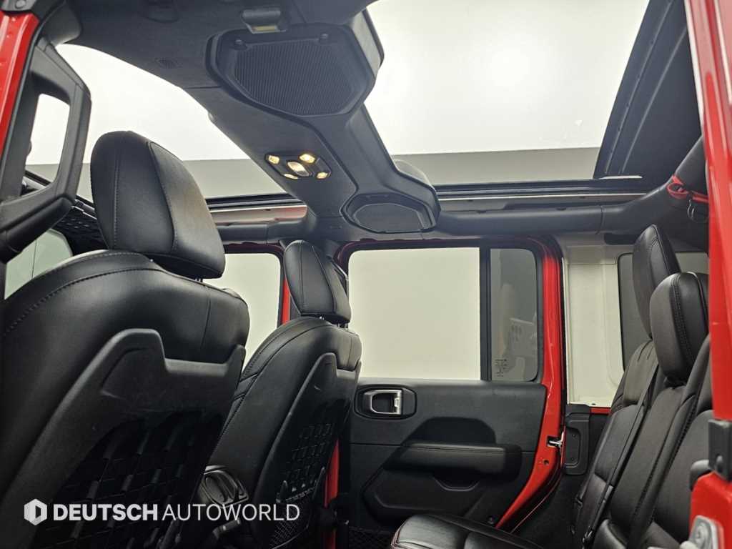 Jeep Wrangler — photo 18