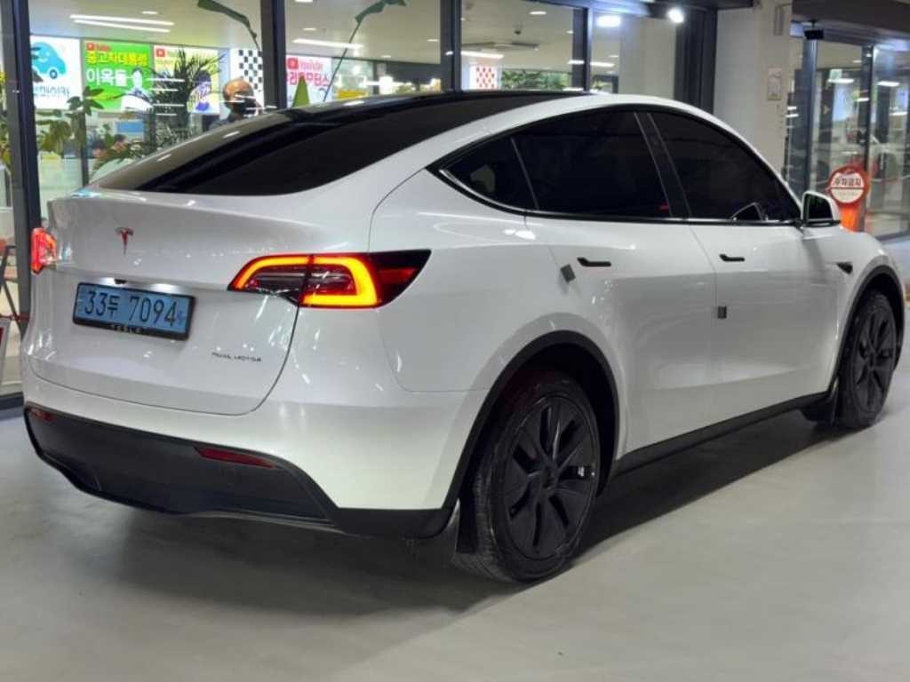 Tesla Model Y — photo 04