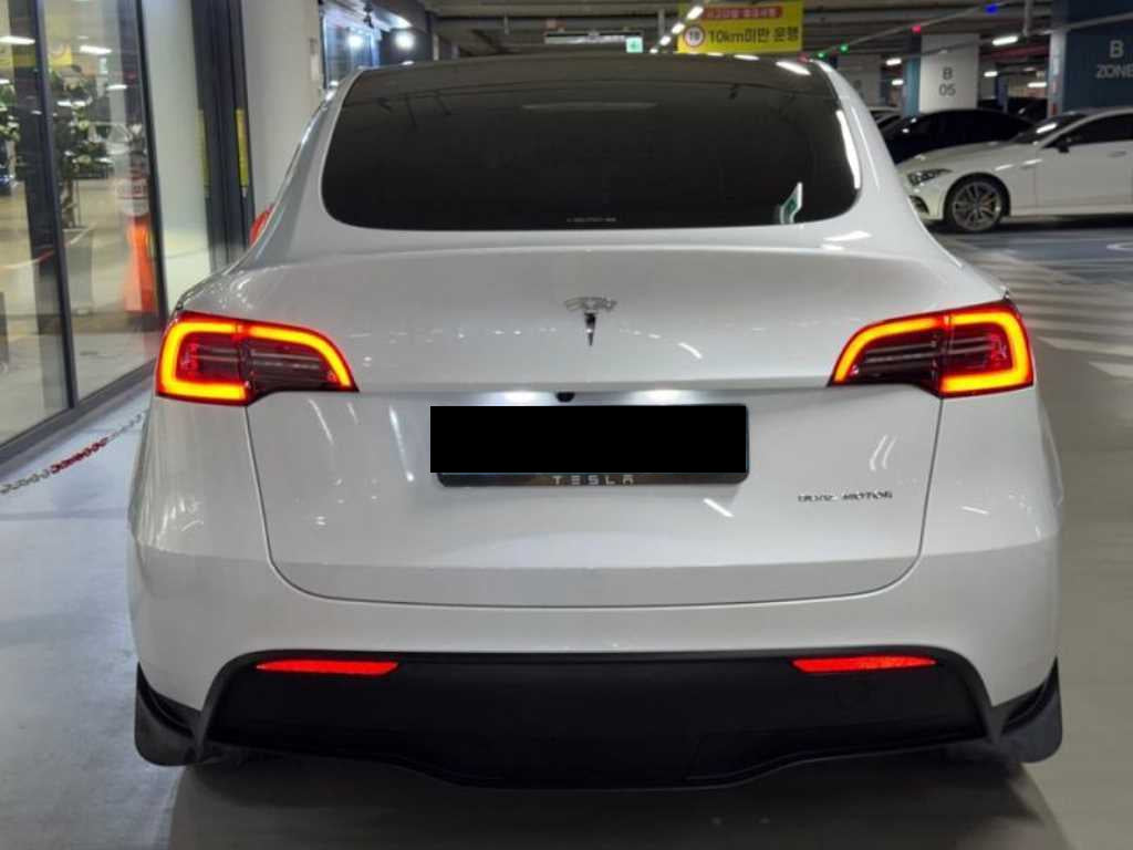 Tesla Model Y — photo 05